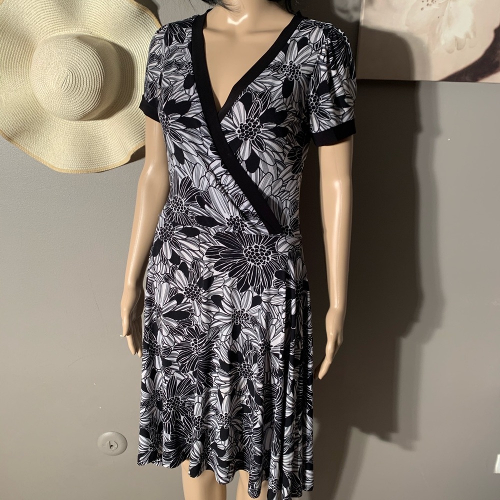 Chelsey Size M V Neck Dress Length 38”